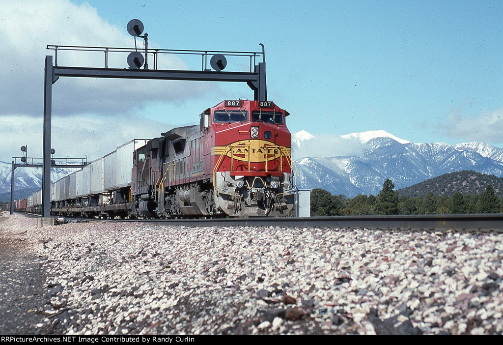 ATSF 887 East at Darling